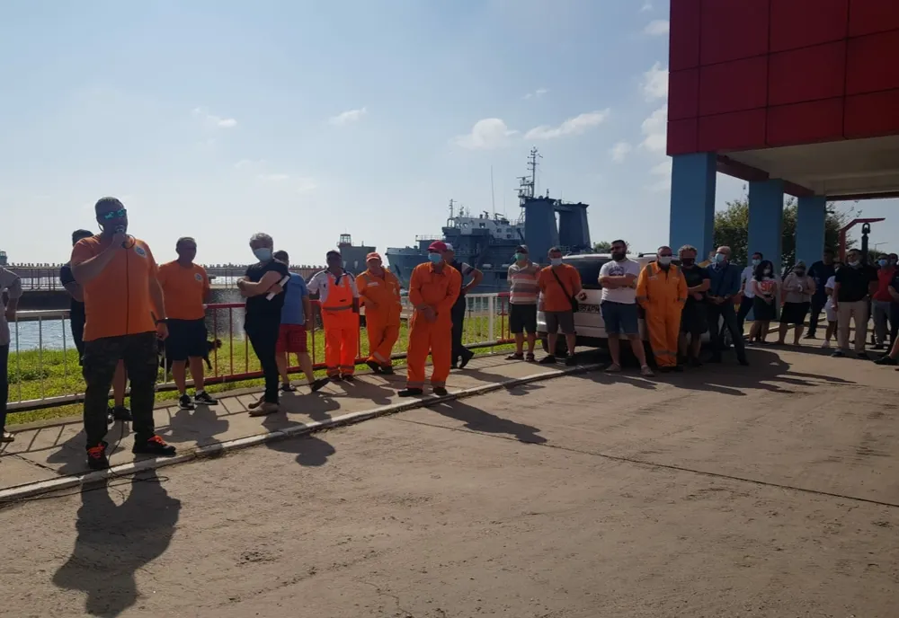 VIDEO Protest la  Agenţia Română de Salvare a Vieţii Omeneşti pe Mare după anunţul ministrului Transporturilor de desfiinţare a instituţiei