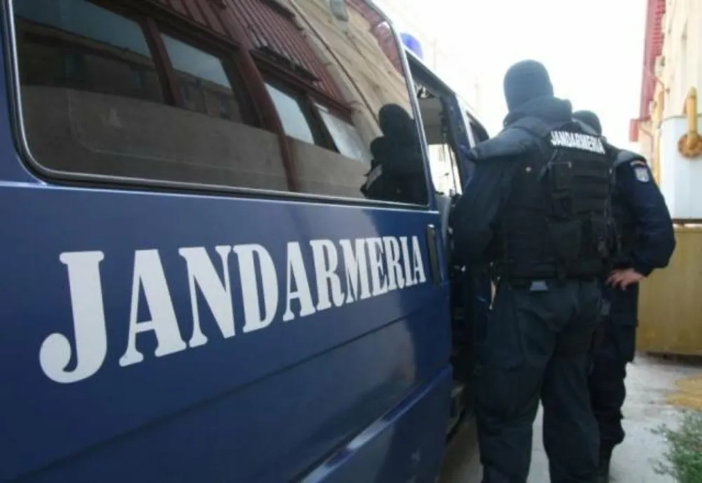 Prinși de jandarmi în timp ce vindeau produse „de firmă” în Eforie Nord