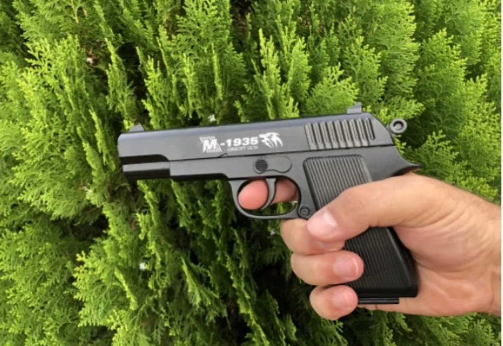 Un bărbat cu un pistol în mână a amenințat trecătorii pe stradă. Poliția face cercetări