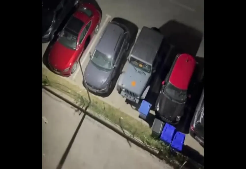 VIDEO Tineri cazați în  Mamaia s-au filmat aruncând pe geam scaune  și pahare peste mașini din parcare