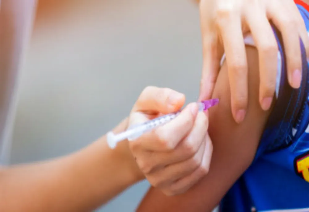 Părinții vor primi formulare prin care să declare dacă acceptă sau nu vaccinarea anti-Covid a copiilor 