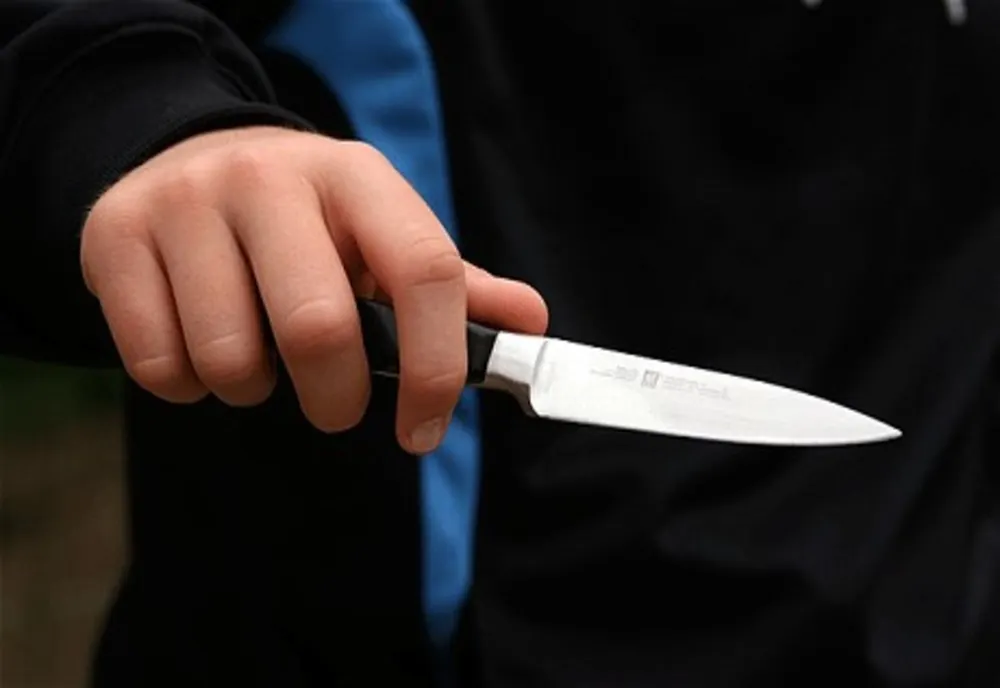 Atac în stradă. Două persoane înjunghiate
