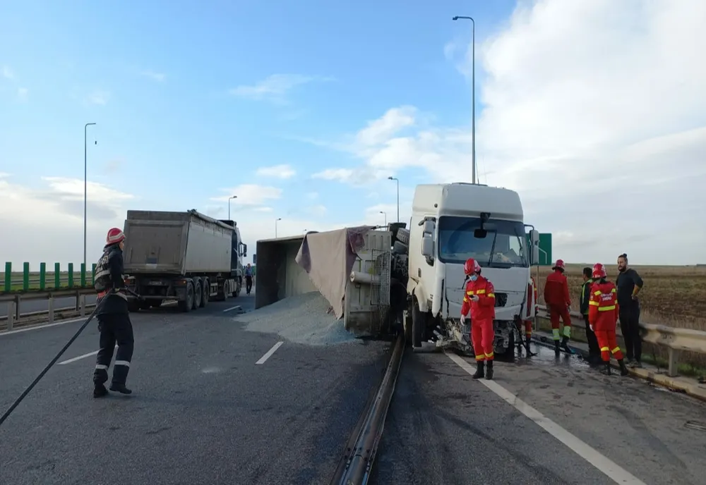 FOTO VIDEO Impact violent între două autocamioane pe autostradă