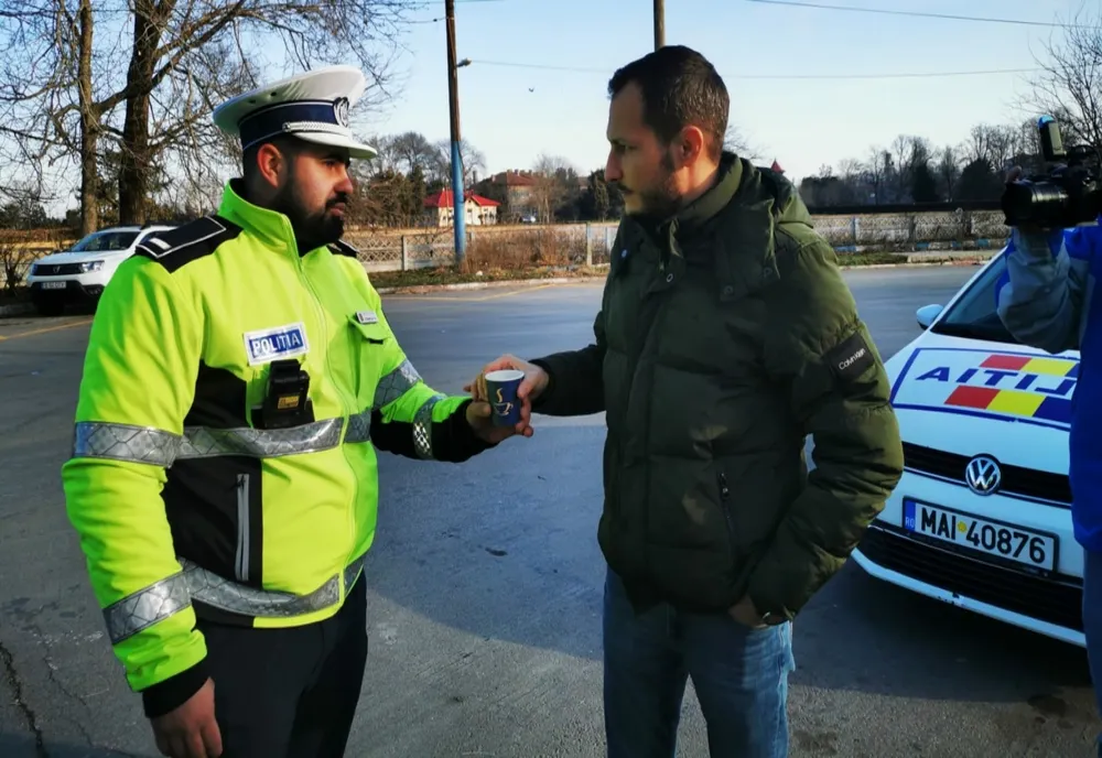 VIDEO  Și polițiștii fac"cinste".  Ceai și cafea pentru șoferii constănțeni