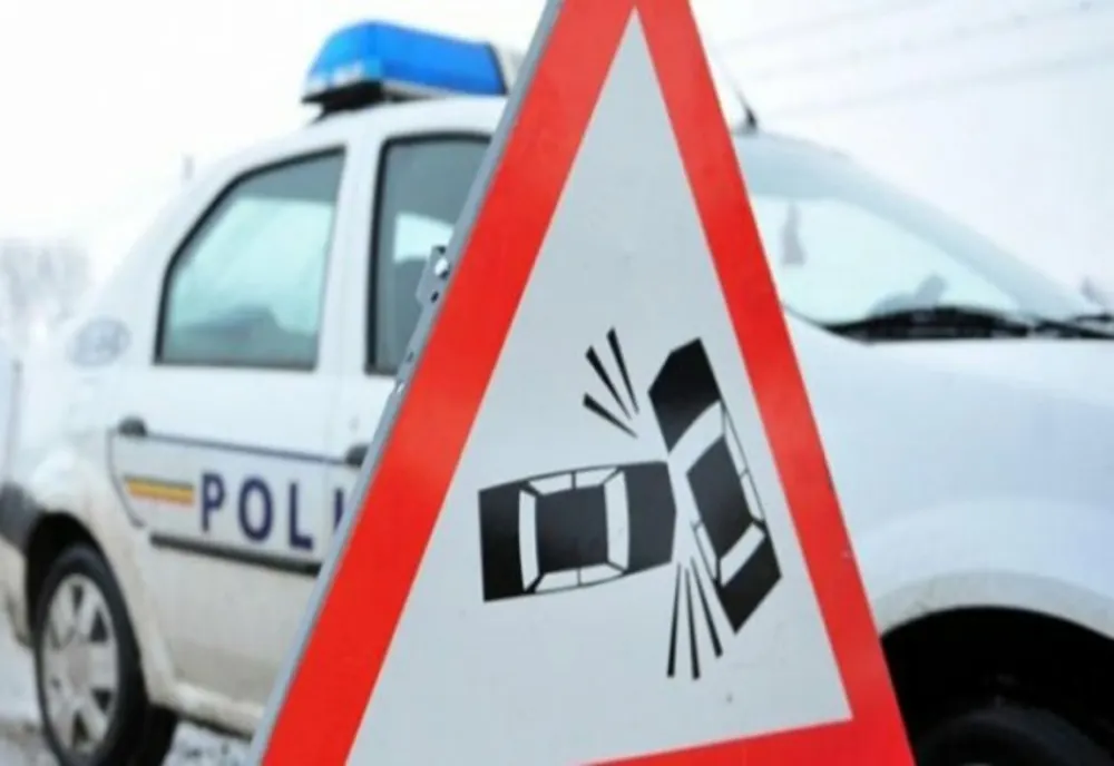 Doi răniți în urma unui impact puternic între două autoturisme