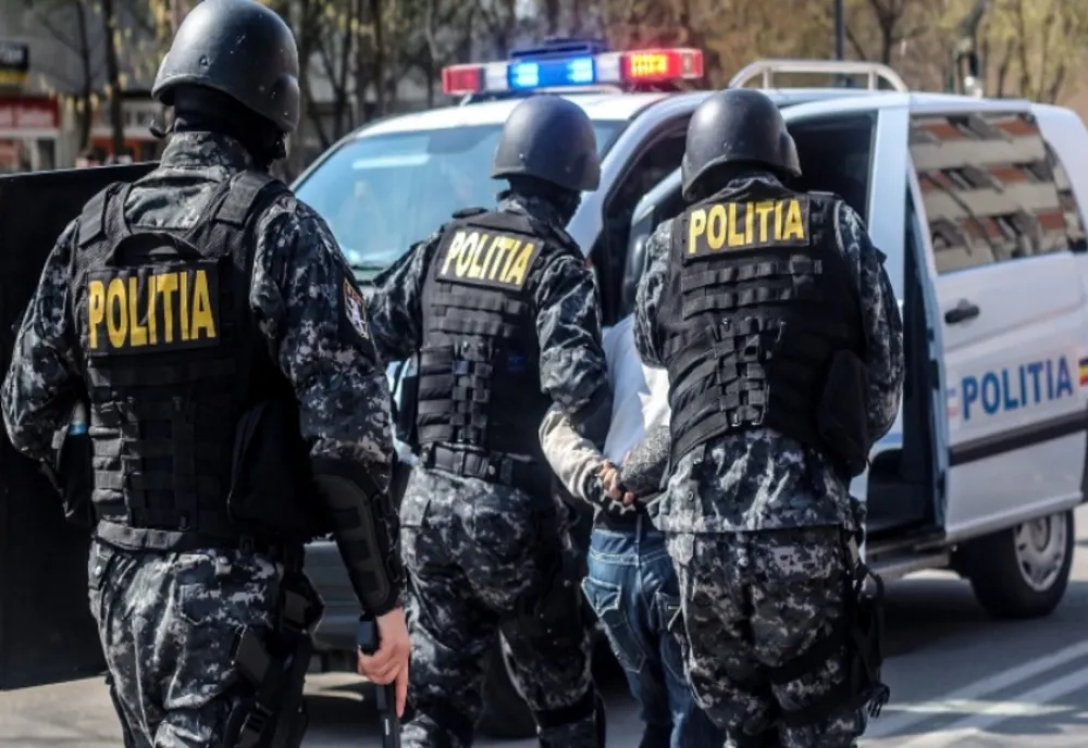 Reținuți după ce au tâlhărit un bătrân