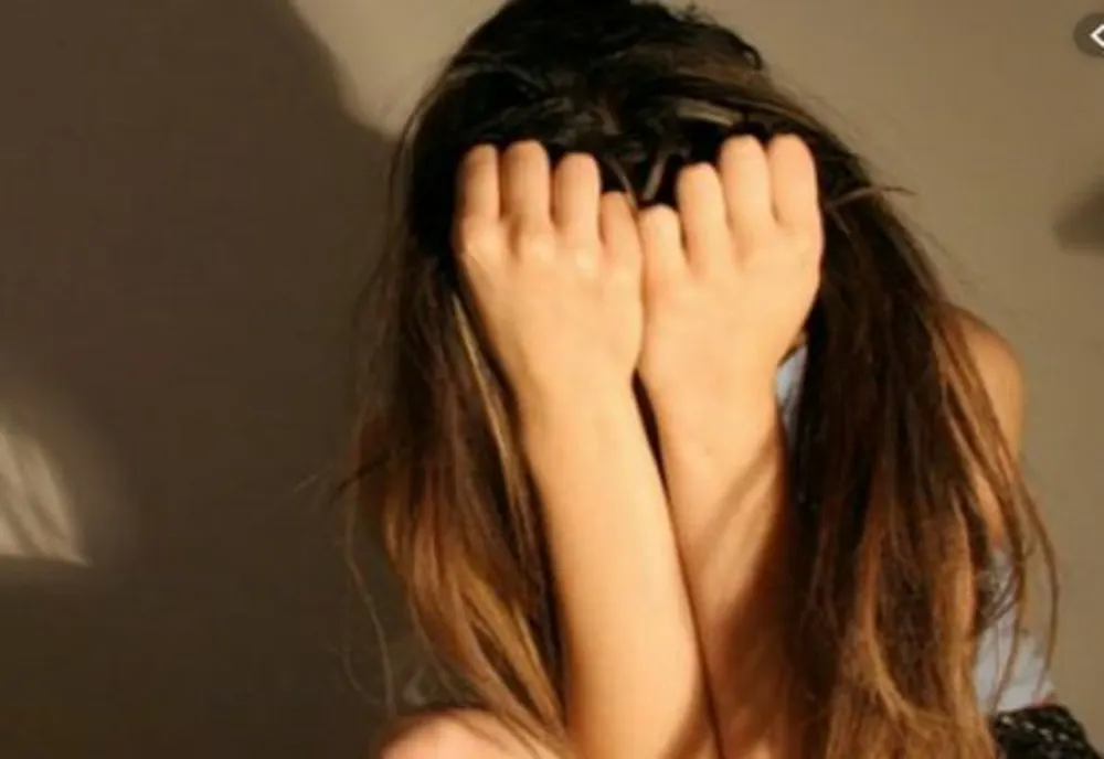 Tânăr reținut pentru proxenetism. Și-a  obligat prietena de 17 ani să se prostitueze