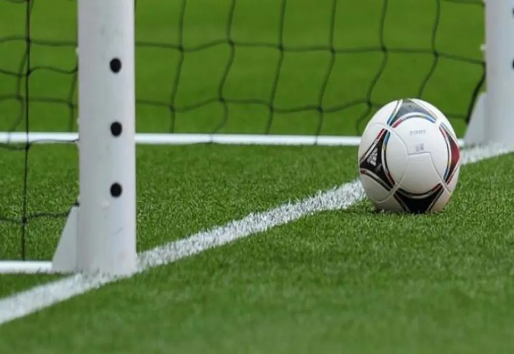 Administratorul unui teren de fotbal, sancționat cu 3.000 de lei