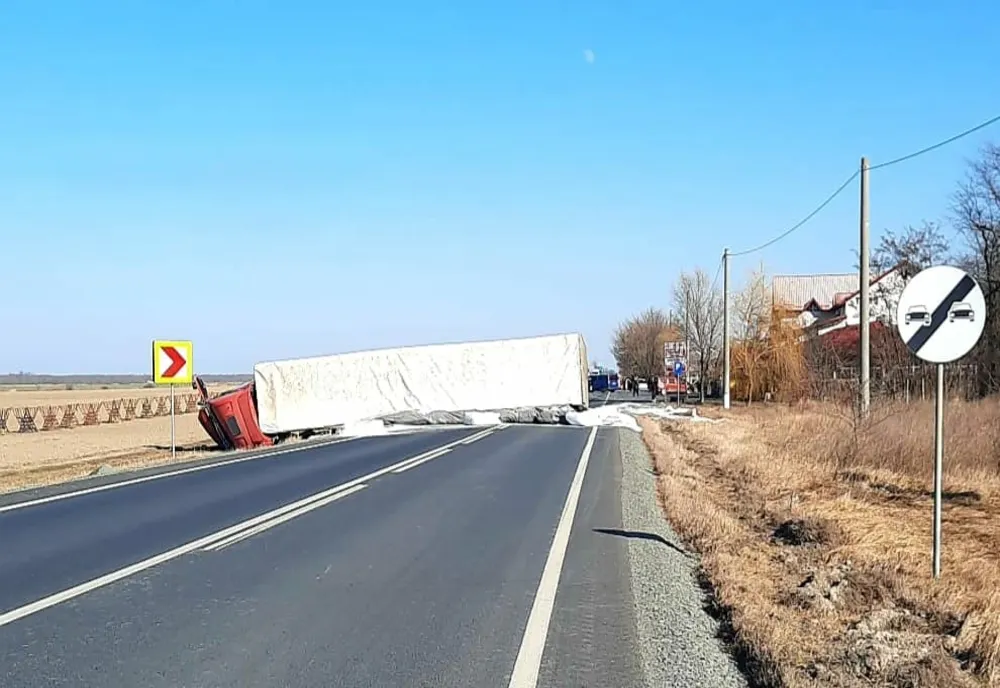 VIDEO FOTO Accident grav în Ialomița. Tir încărcat cu azotat de amoniu, răsturnat