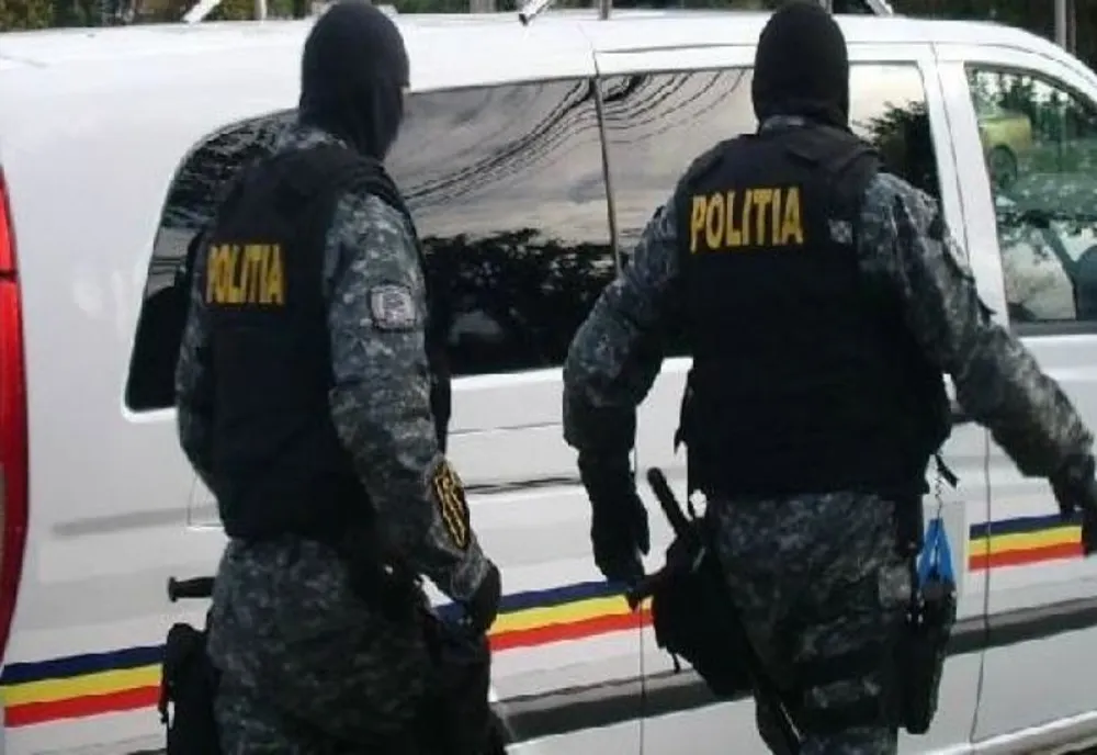 Trio de proxeneți, reținuți de polițiști