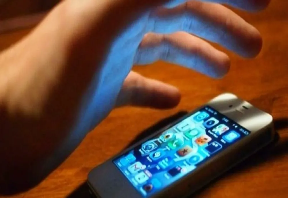 S-a ales cu dosar penal, pentru un telefon!