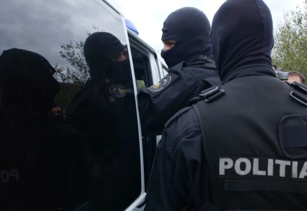 Percheziții la traficanții de droguri. Săltați de mascați și duși la audieri