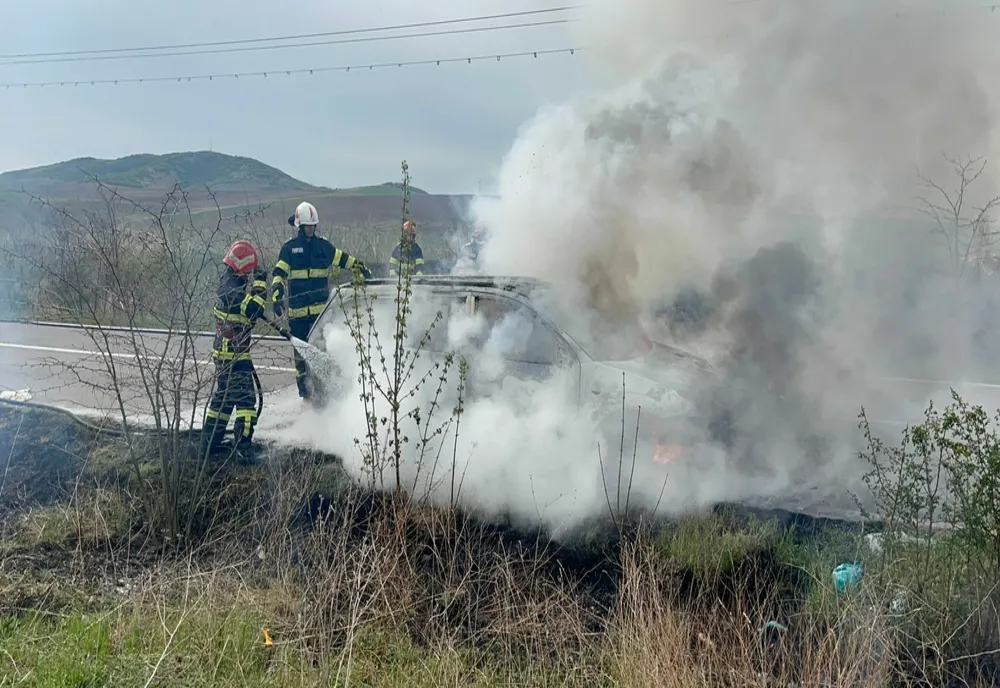 VIDEO Mașină cuprinsa de flăcări, panică pe șosea. De la ce au pornit flăcările