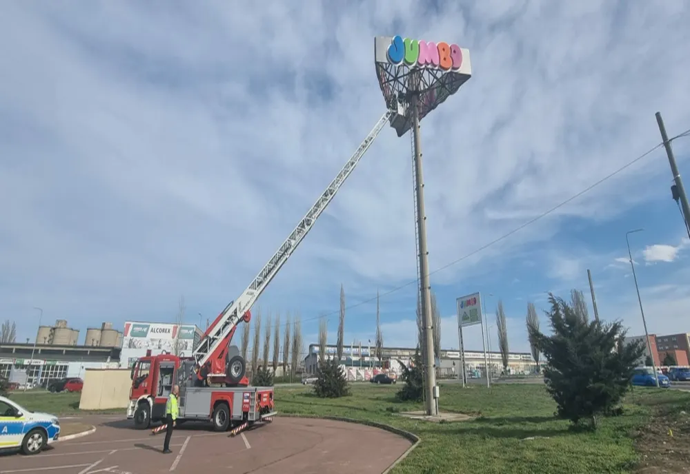  O tânără amenință că se sinucide, urcată pe un stâlp. Autoritățile în alertă