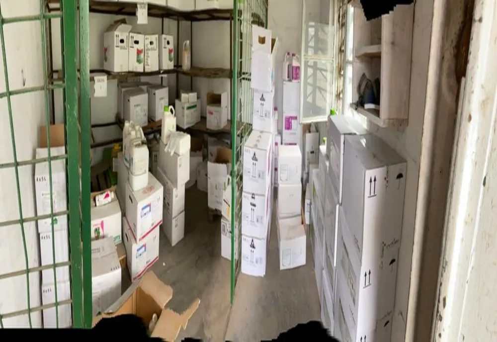 Pericol pentru mediu la Lehliu Gară.  Cantități impresionante de substanțe pentru protecția plantelor, expirate, găsite de polițiști 