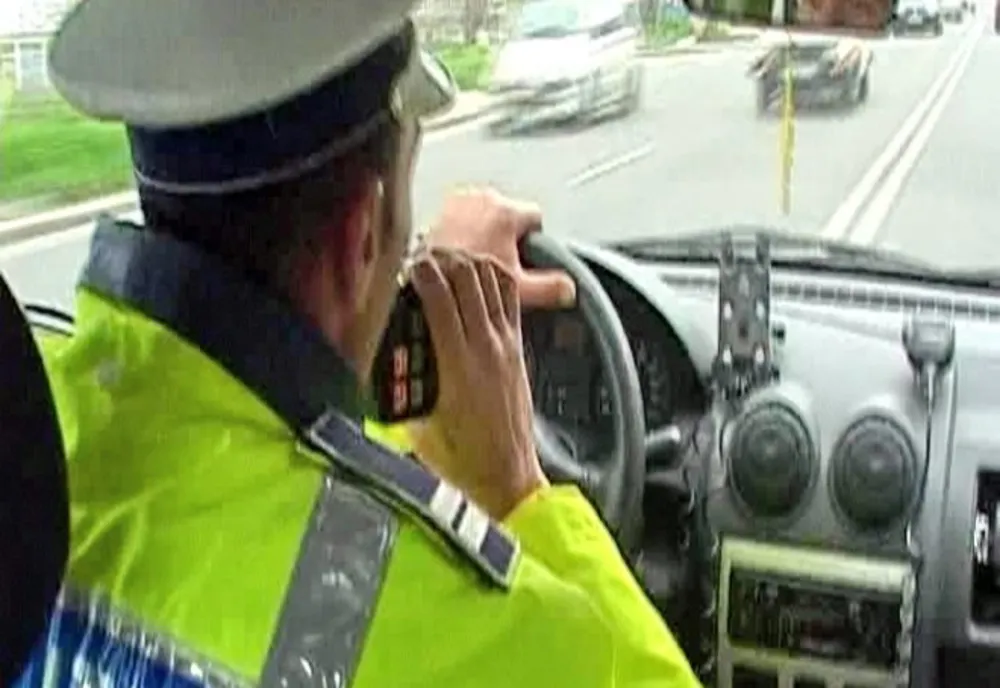 Urmărire și focuri de armă pentru prinderea unui șofer drogat și fără permis