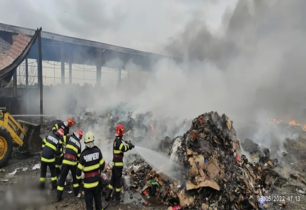 O mie de tone de deşeuri au ars la Techirghiol. Incendiu stins după șapte ore