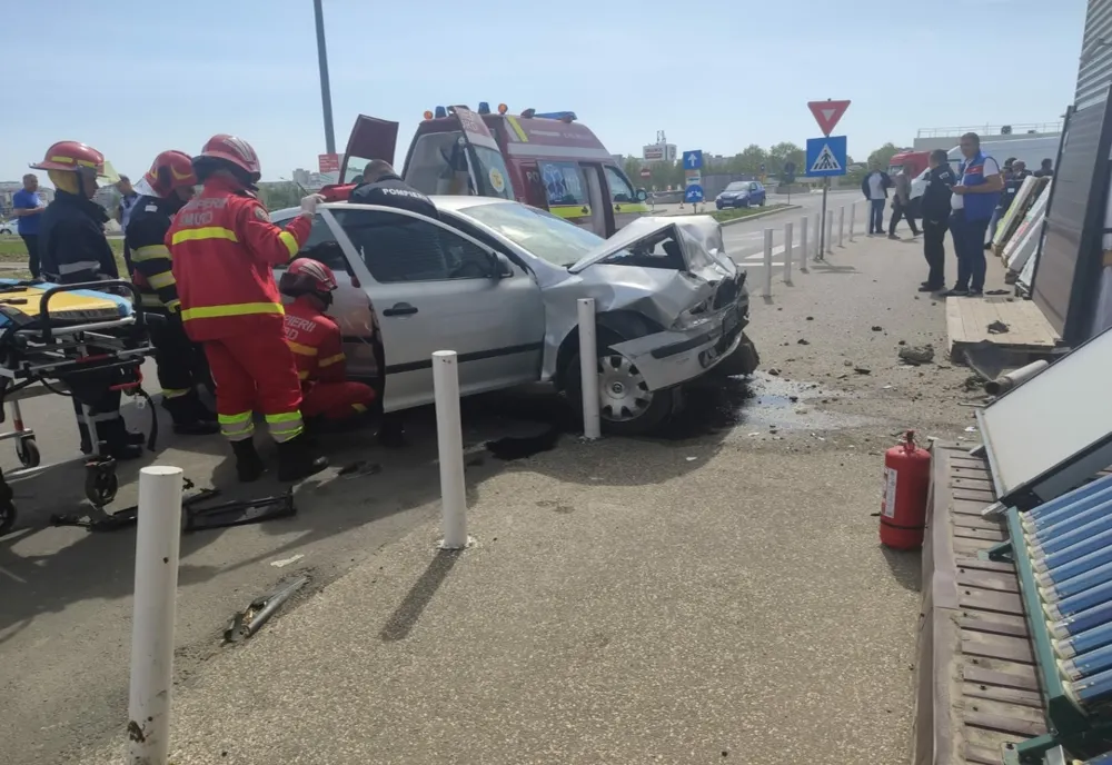 VIDEO Accident cu victimă încarcerată în parcarea unui magazin