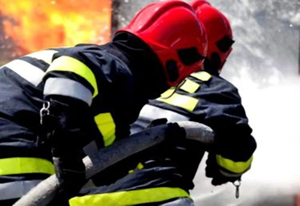 I-a luat casa foc de la o lumânare uitată aprinsă