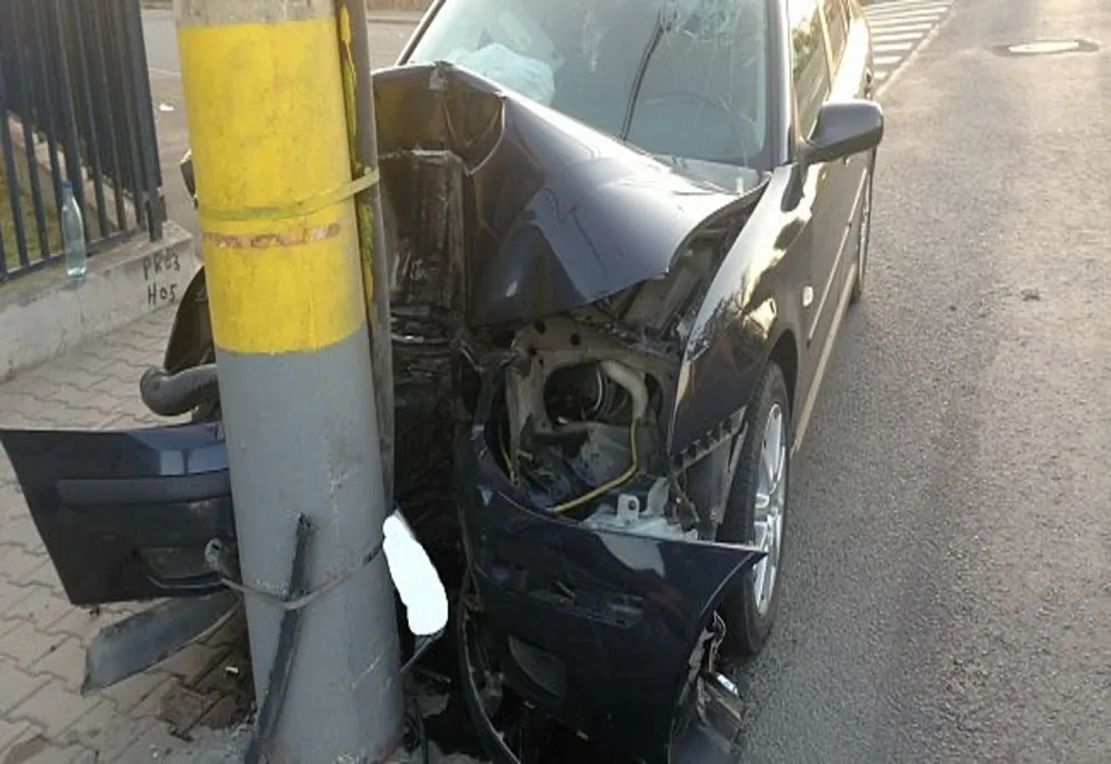 Autoturism intrat în stâlp la Valu lui Traian