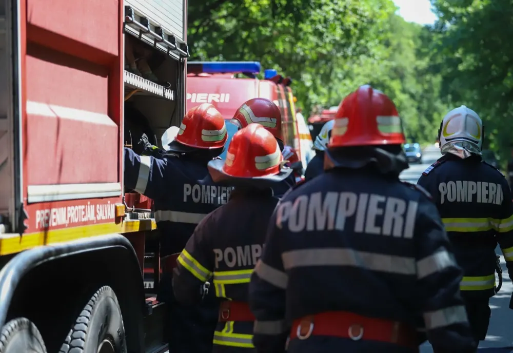 Impact violent între două autoturisme. O victimă la spital