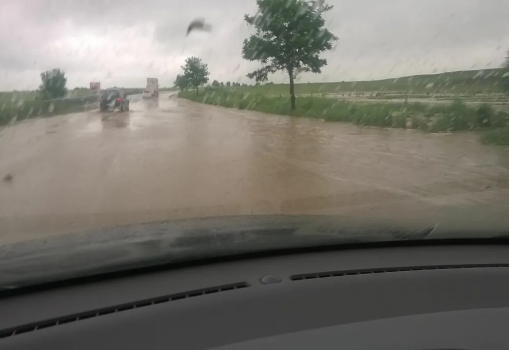 Circulație blocată pe DN22A din cauza apei adunate pe șosea
