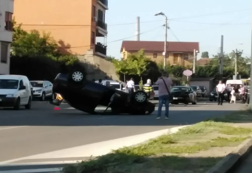 Coliziune între trei autoturisme. O mașină răsturnată