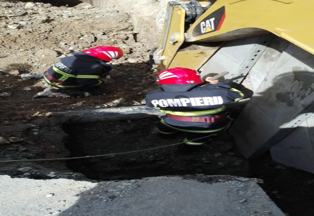 Muncitor îngropat de viu de un mal de pământ, salvat în ultimul moment de pompieri
