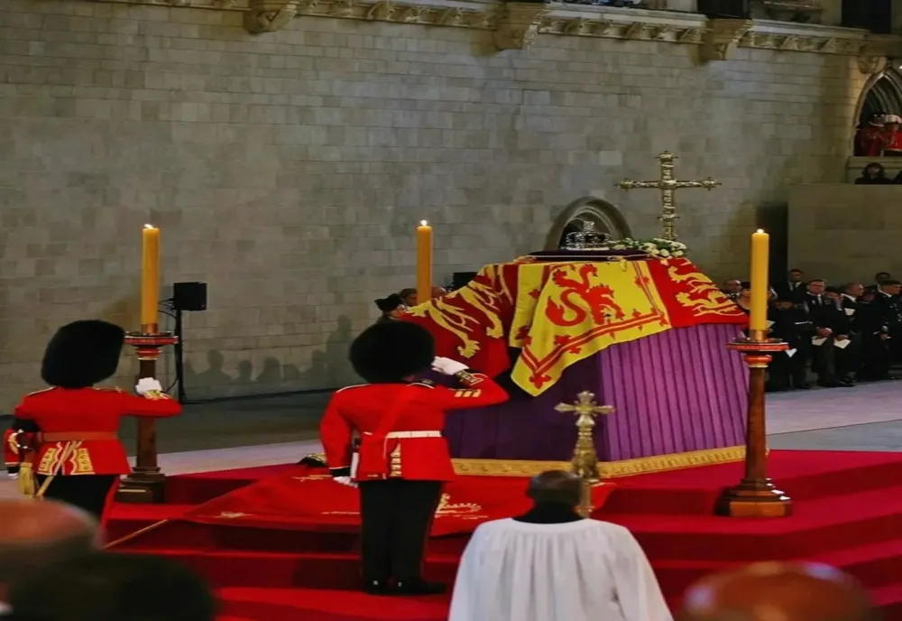 Sicriul Reginei Elisabeta a II-a a ajuns la Westminster Hall
