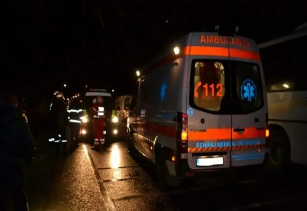 Impact violent pe DN2A, între un TIR și un autoturism