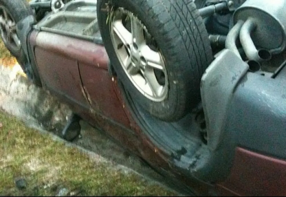 Mașină răsturnată pe DN38. Șofer cu atac de panică