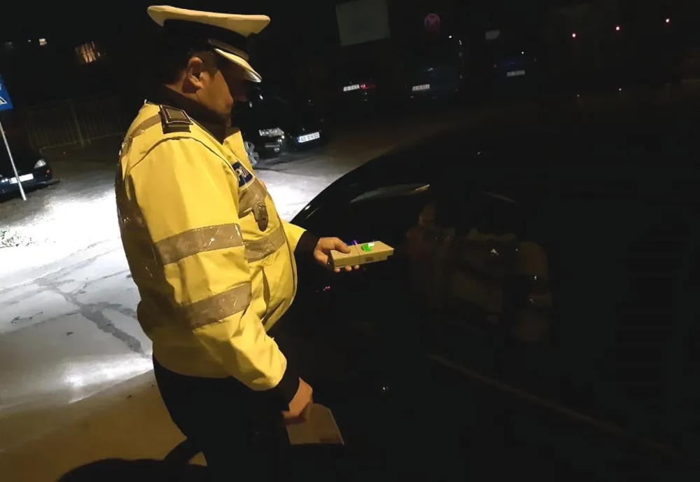 S-a urcat beat și fără permis la volan și a dat nas în nas cu poliția