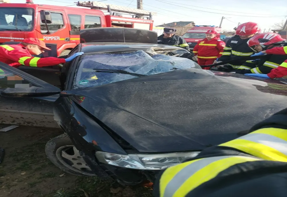 FOTO Mașină făcută praf.. Sunt două victime, una încarcerată