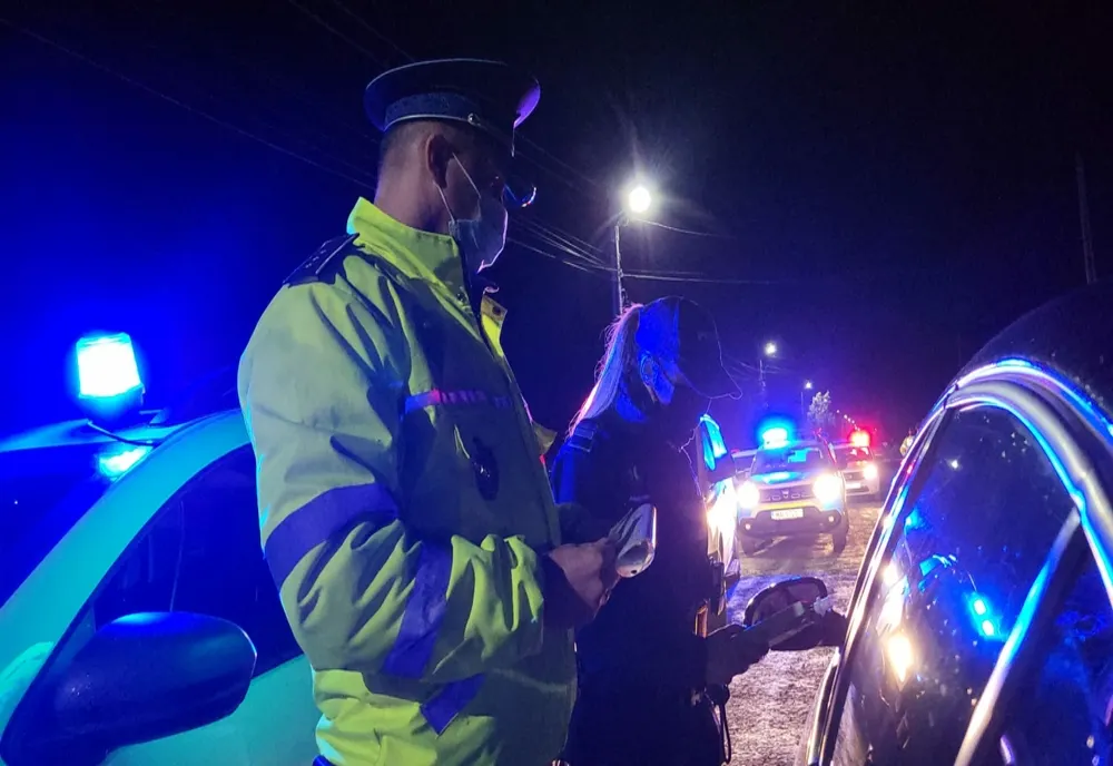 Amenzi pe bandă rulantă date de polițiști 