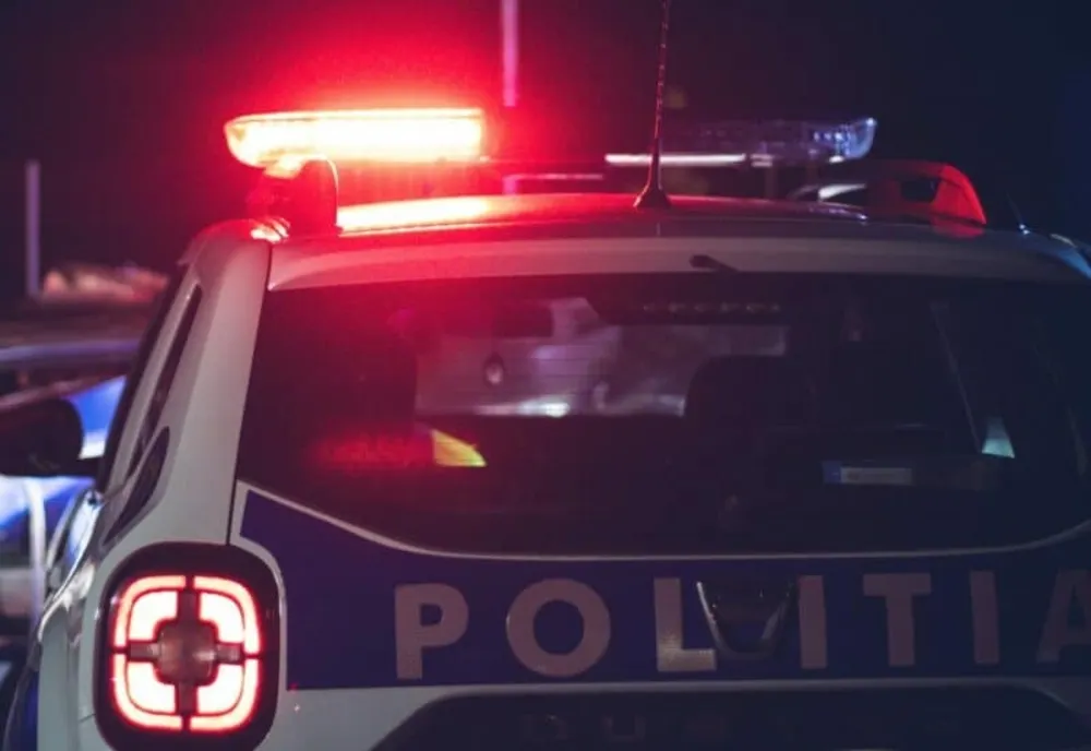Impact violent între două autoturisme. Două victime