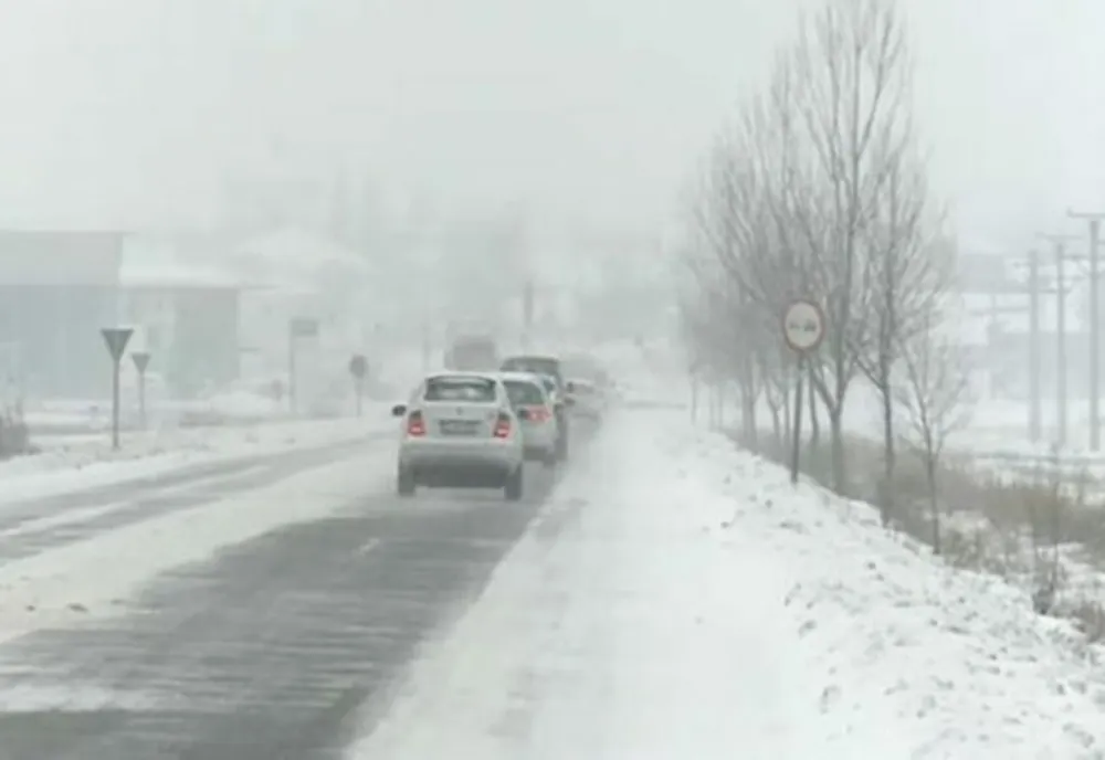 VIDEO Iarna creează probleme în județul Constanța. Porturi închise, mașină înzăpezită, localițăți fără curent electric