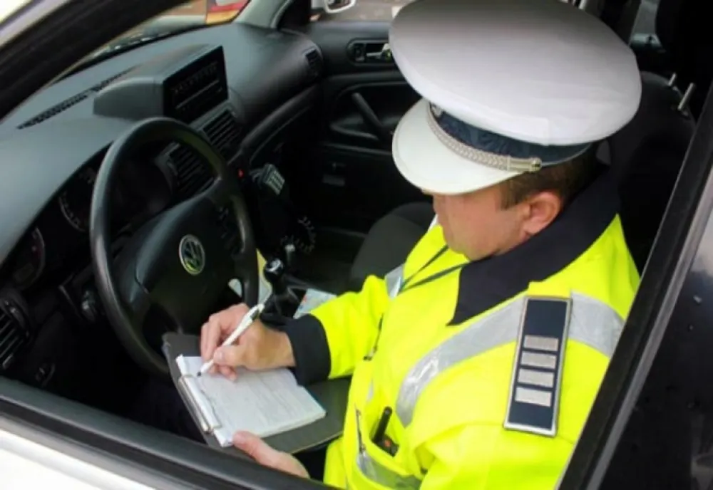 S-au urcat fără permis la volan și au dat nas în nas cu poliția