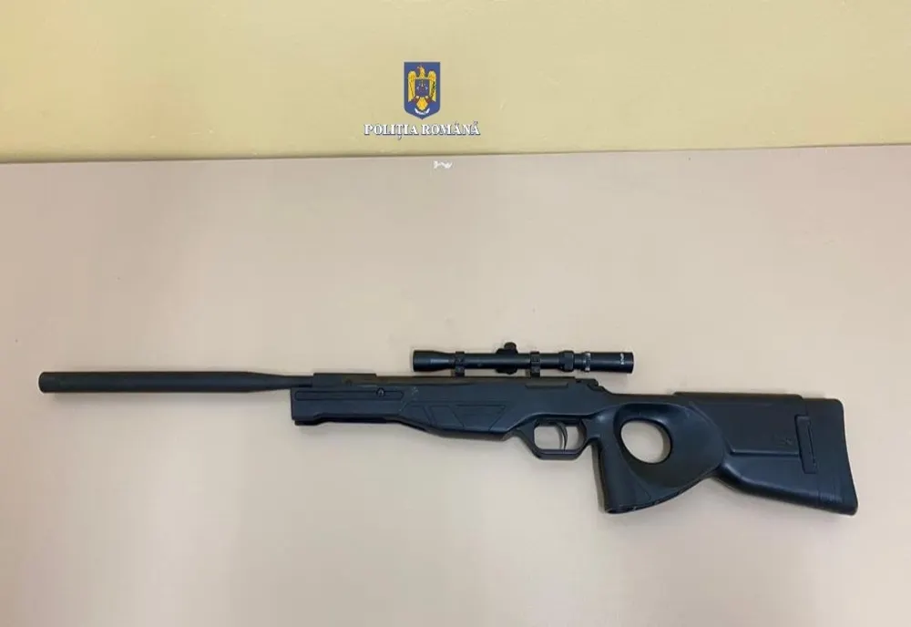 Adolescent prins când încerca să vândă o armă deținută ilegal