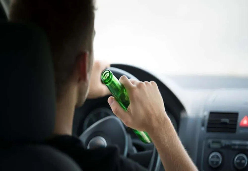 La 17 ani prins băut și fără permis, la volan 