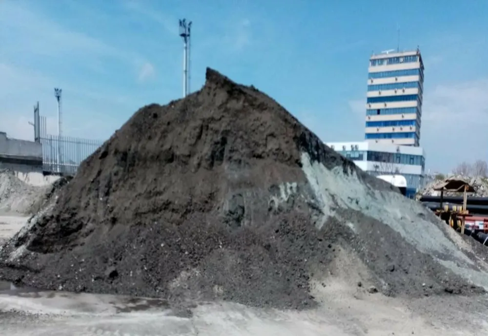 FOTO  Firmă de construcţii amendată de Garda de Mediu Constanța cu 60.000 de lei pentru că a depozitat într-o parcare deşeuri 