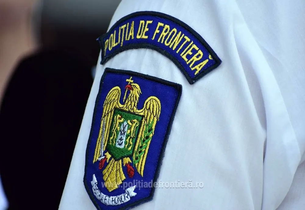 Sute de parfumuri contrafăcute, depistate într-un autocar la PTF Vama Veche