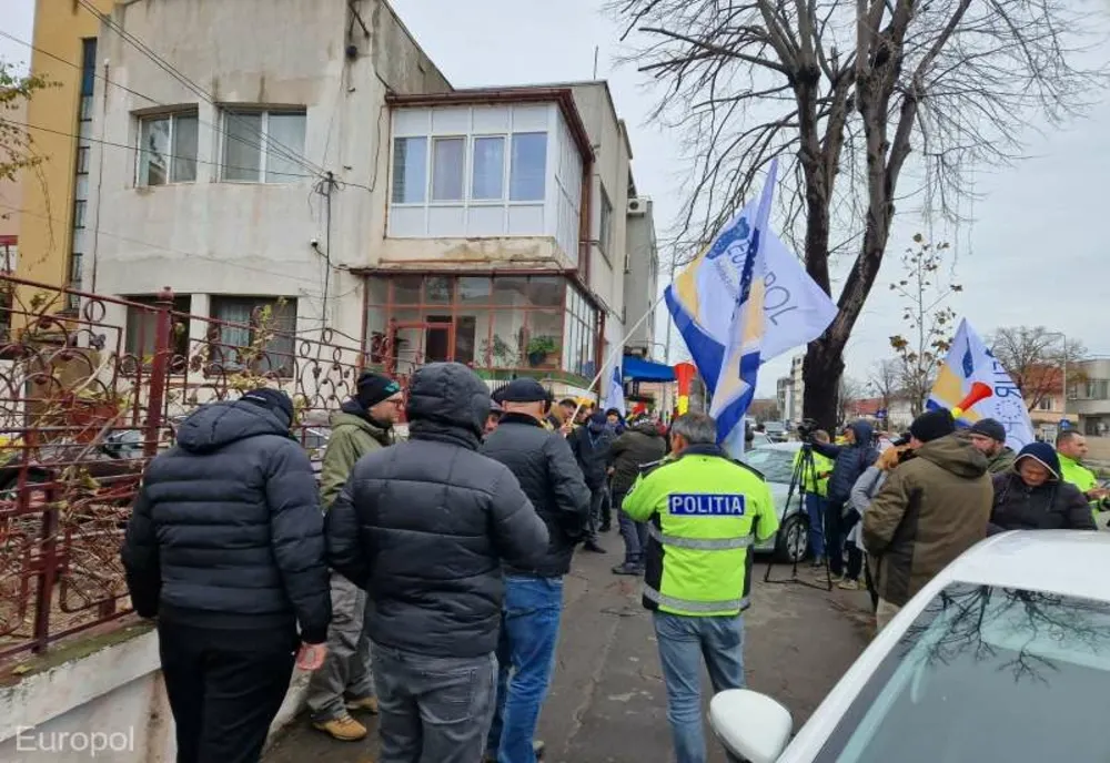 POLIȚIȘTII AU IEȘIT ÎN STRADĂ ÎN FAȚA IPJ CONSTANȚA PENTRU A CERE DEMISIA CONDUCERII POLIȚIEI ROMÂNE
