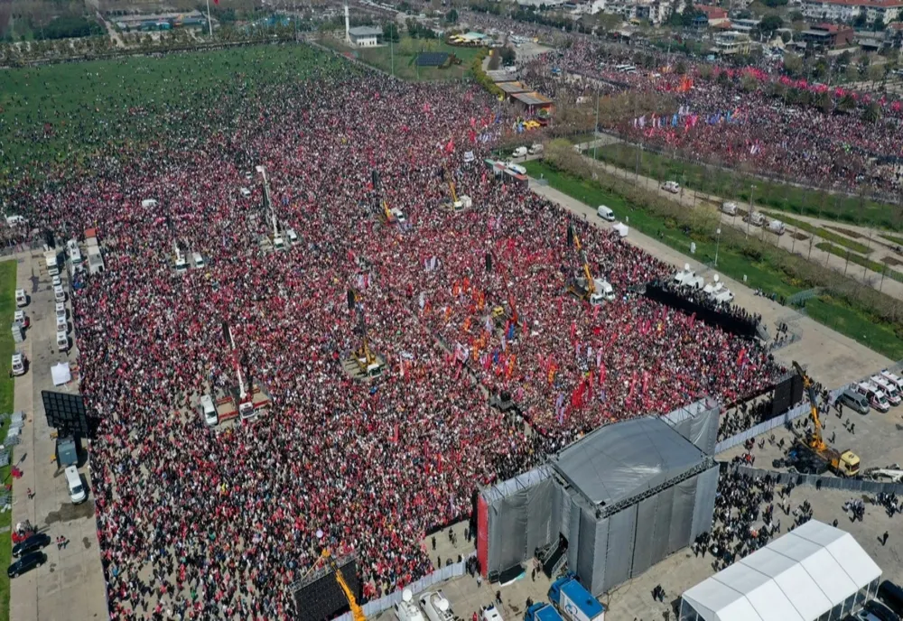 PROTESTE DE AMPLOARE ÎN TURCIA. SUTE DE MII DE OAMENI ÎN STRADĂ PENTRU A CERE ELIBERAREA PRIMARULUI IMAMOGLU