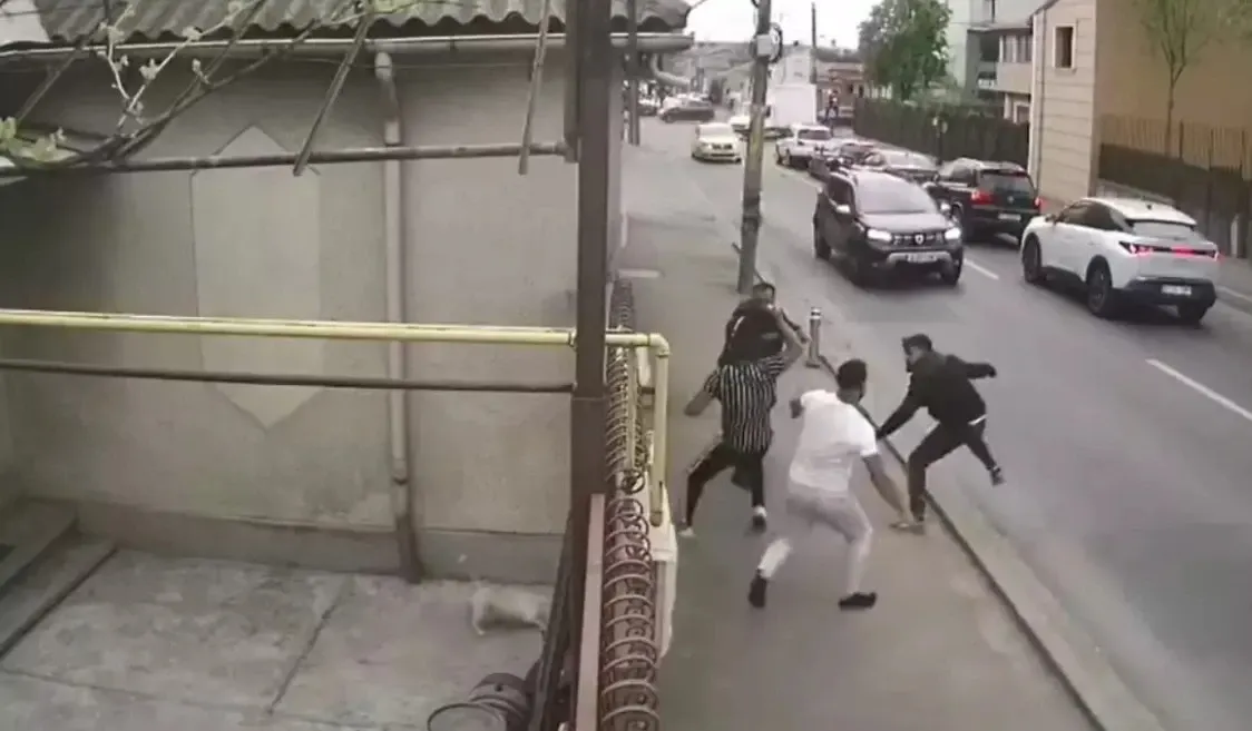 Doi bărbați, agresați pe o stradă din Constanța. Poliția îi caută pe atacatori