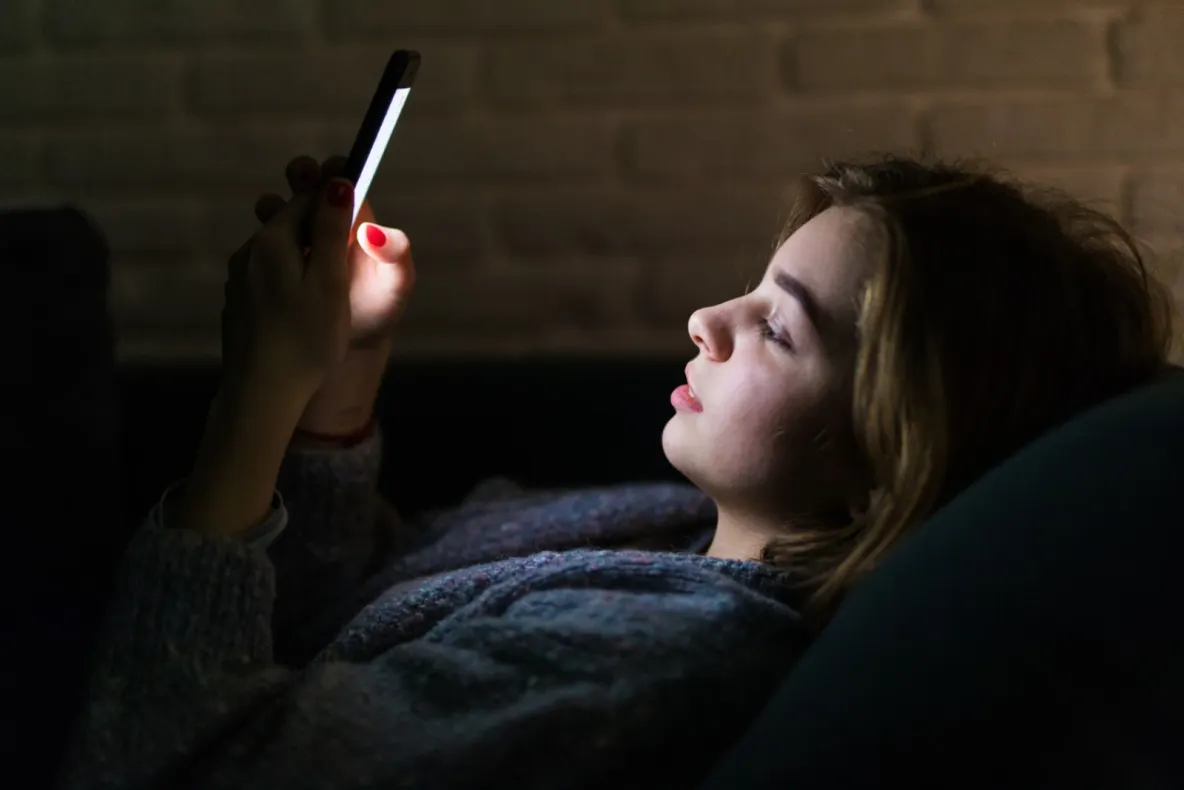 Ce se întâmplă cu organismul atunci folosești prea mult telefonul. Cinci efecte care te vor pune pe gânduri