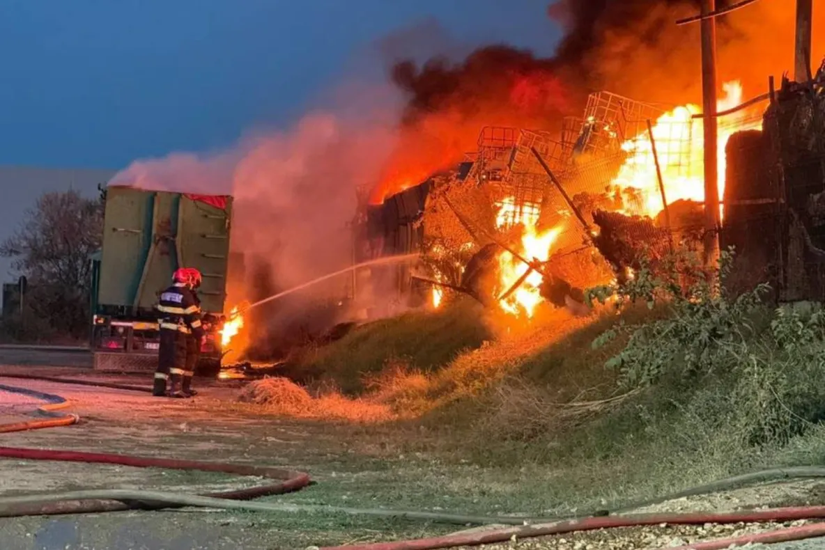 Incendiul de la depozitul de uleiuri din Constanţa a fost stins. Pompierii sunt încă la faţa locului pentru a îndepărta efectele