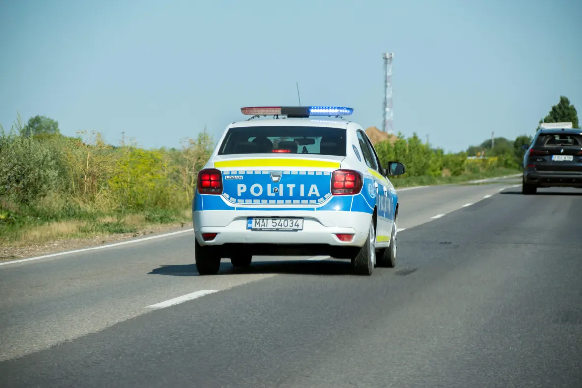 A coborât brusc din mașină și a traversat strada fără să se asigure. Un tânăr a fost lovit în plin, la Cluj