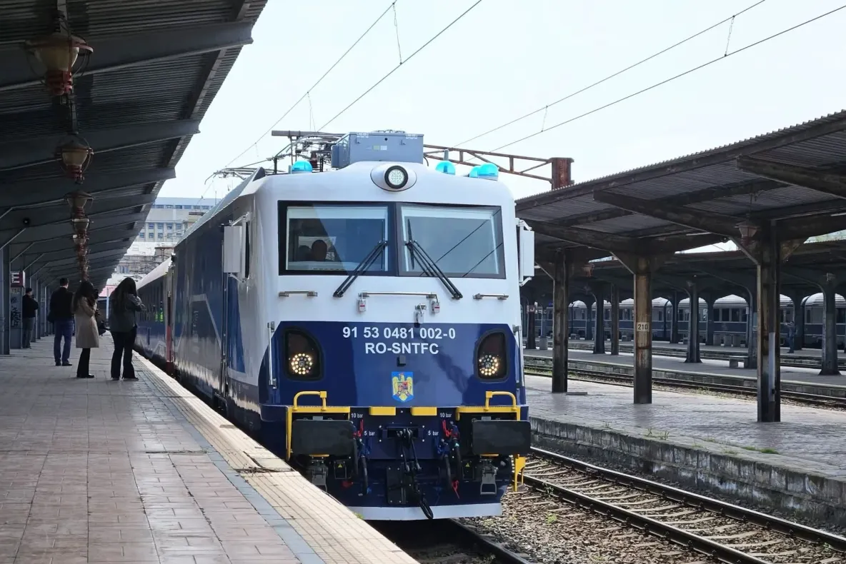 CFR: Trenul internațional IRN 461 „România”, oprit pe podul Giurgiu-Ruse, din cauza unei probleme tehnice la locomotivă