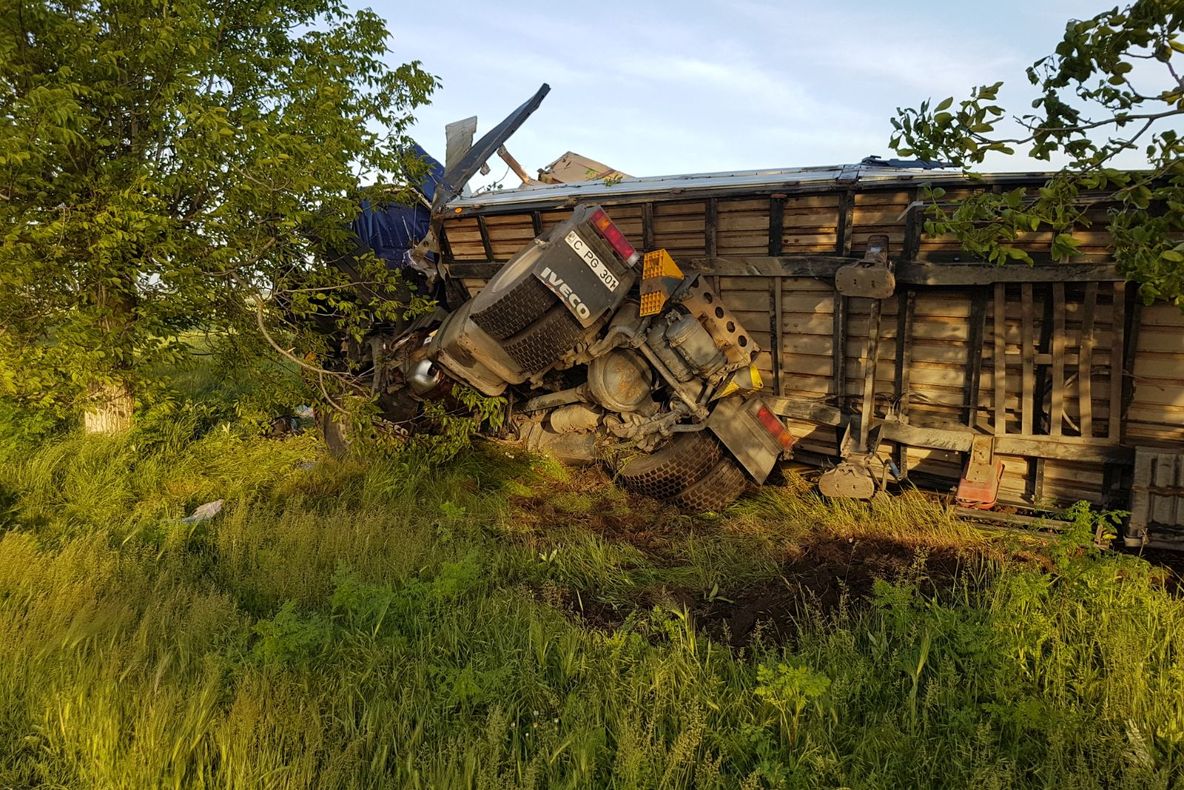 Imagini de coşmar: un TIR s-a făcut bucăţi pe drumurile din judeţul Constanţa