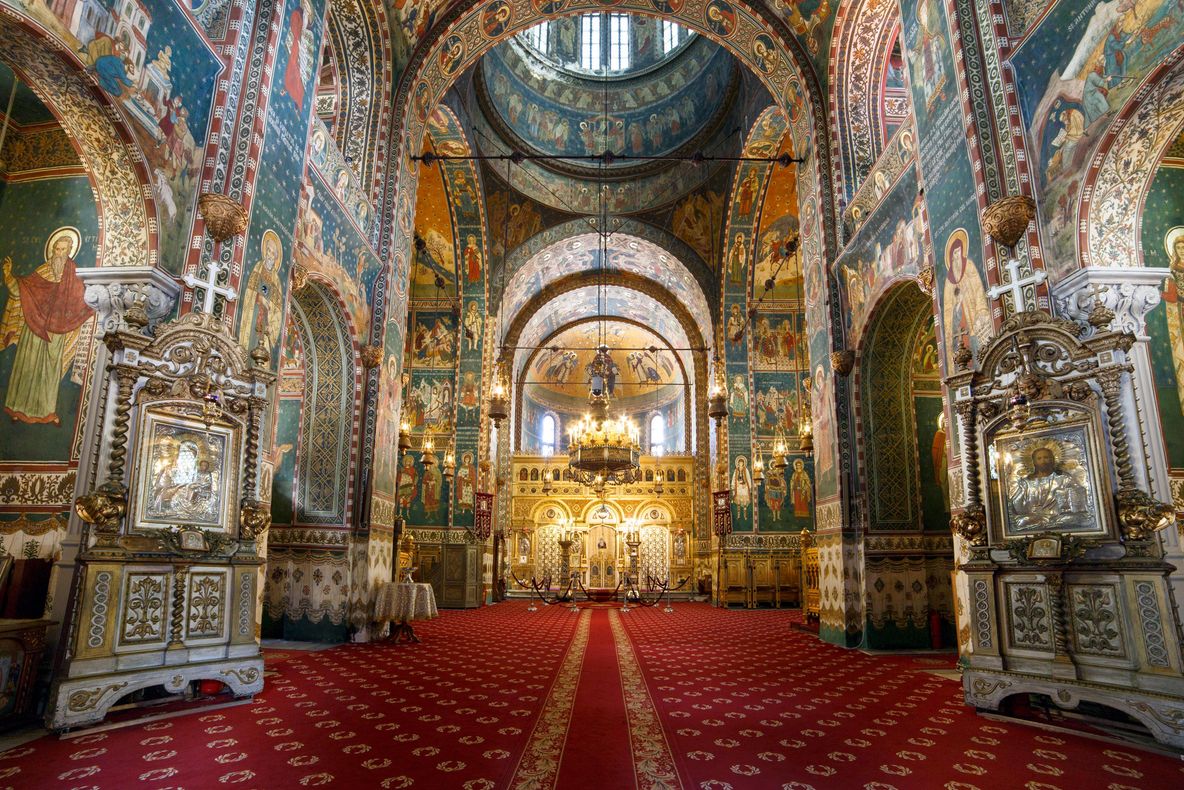 Preotul din Coroana, suspendat după descinderiile DIICOT din dosarul de pornografie infantilă